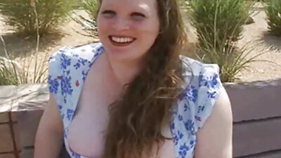 Blid sexmassage fra en pige til en nøgen lesbisk.