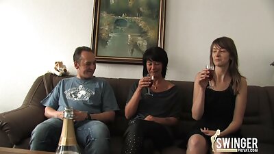Kontorbrunette i strømper kneppet med en kollega på arbejdet.