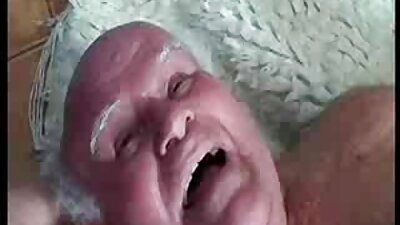 Smuk rødhåret giver et sensuelt blowjob og cum.