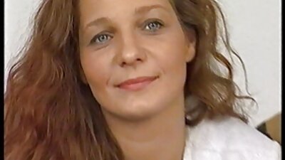 Haner slikkede sperm fra konens bryster.