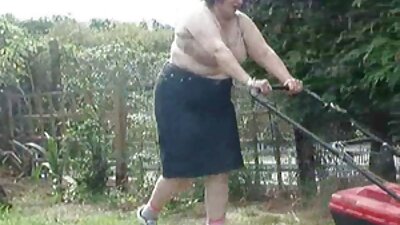 En ung blondine rykkede en pik af med fødderne og fik sperm i sin fisse.
