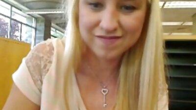 En skaldet mand knepper en brunette i røven og kommer så i munden på hende.