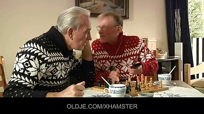 En ung kastanjepige med langt hår knepper smukt på et hotel.
