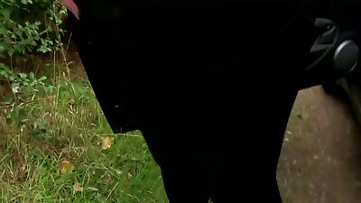 Ung tøs med naturlige bryster rykker af sin kusse på en vogn.