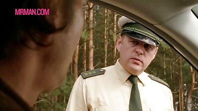 Mens fyren kneppede en kylling i røven, lagde den anden kylling sin hånd i hendes fisse.