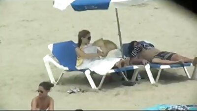 En ung brunette elskerinde leger med en pik af en bundet slave.