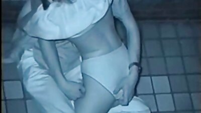 Pornovideo med en gammel mand og en barmfagre kvinde med briller.