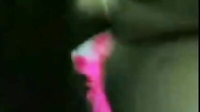 Porno af en hårdtarbejdende pige, der hopper på en fyrs store pik.