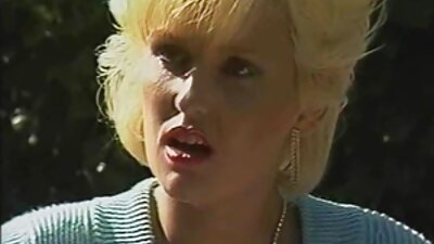 Mundtlige kærtegn fra Karina, som bringer fyren til orgasme med munden.