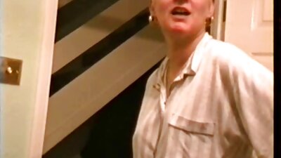 En cutie med en smuk røv hopper på fyrens tynde pik og stønner.