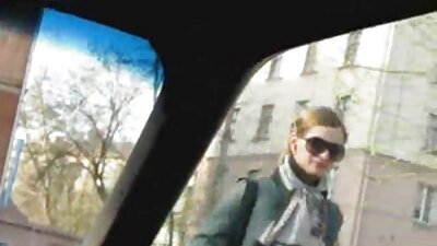 En ung mørkhåret tæve efter et blowjob knepper med en muskuløs fyr.