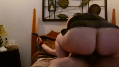 En pikaper i naturen spredte en ung brunette til et blowjob, og så en kæreste.