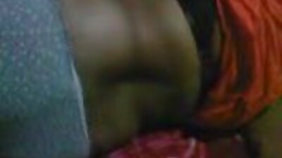 Smuk brunette får anal massage efterfulgt af fucking.