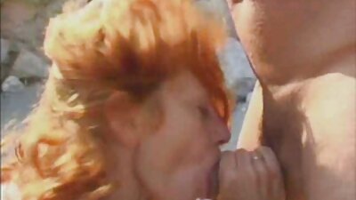 MILF rykker dygtigt et medlem af fyren af ​​og tager ham dybt i munden.