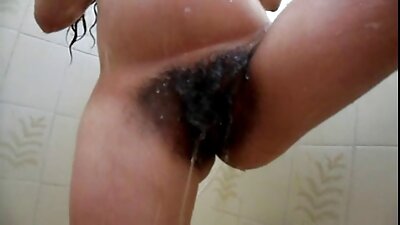Pisser lesbiske har sex og sperm på bordet.