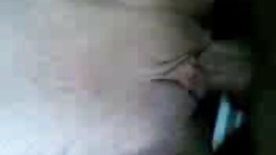 Porno elskerinde og fyr slave, kneppe en sort slave på sofaen.