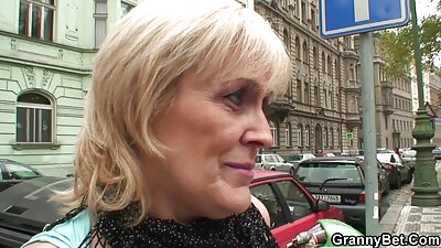 En kraftig stråle af sperm rammer ansigtet på en mørkhudet pige efter at have kneppet.