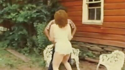 Erfaren pornostjerne lærer ung brunhåret pige, hvordan man knepper lesbisk.