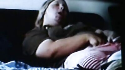 Ung skønhed i en nederdel afklædt og bøjet for en gangbang.