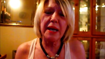 På BDSM-porno venter en pige på analsex og tøjklemmer på sin fisse.